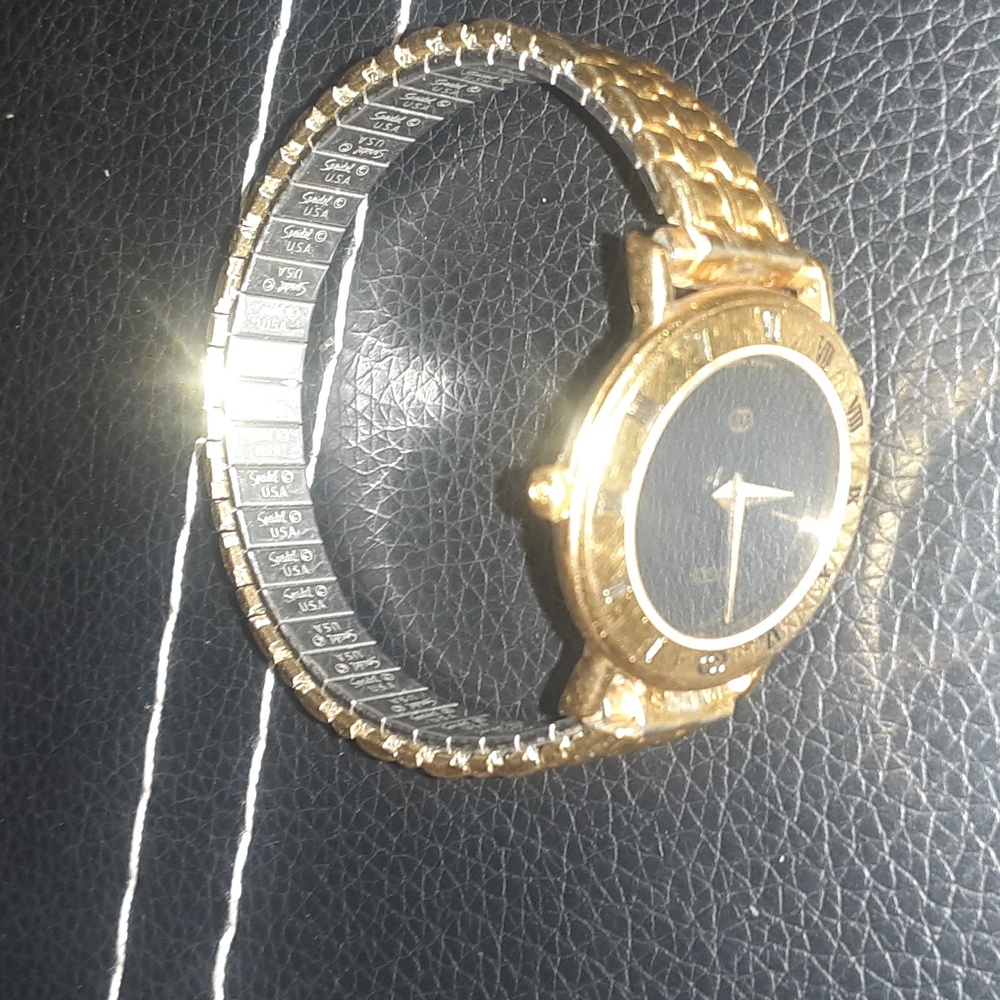 VINTAGE GUCCI FEMALE WATCH NRMINT CONDITION - Picture 6 of 6